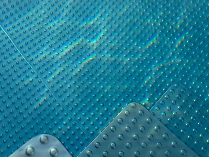 Le-fond-gaufré-offre-des-reflets-unique-de-l'eau Fond gaufré et reflets de l'eau dans une piscine inox