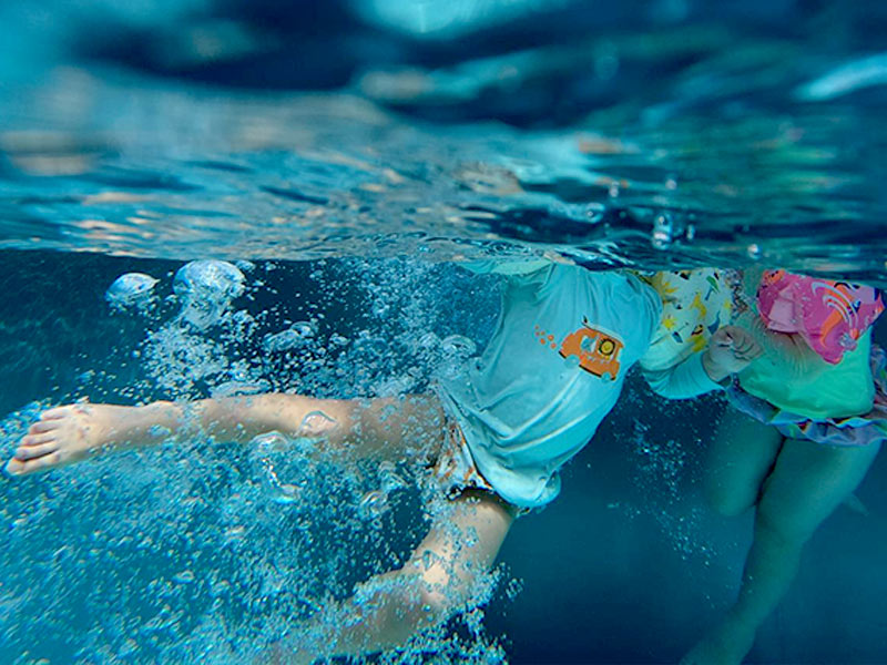 bulle_enfant_nage_piscine_inox Enfants nageant dans une piscine inox avec des bulles