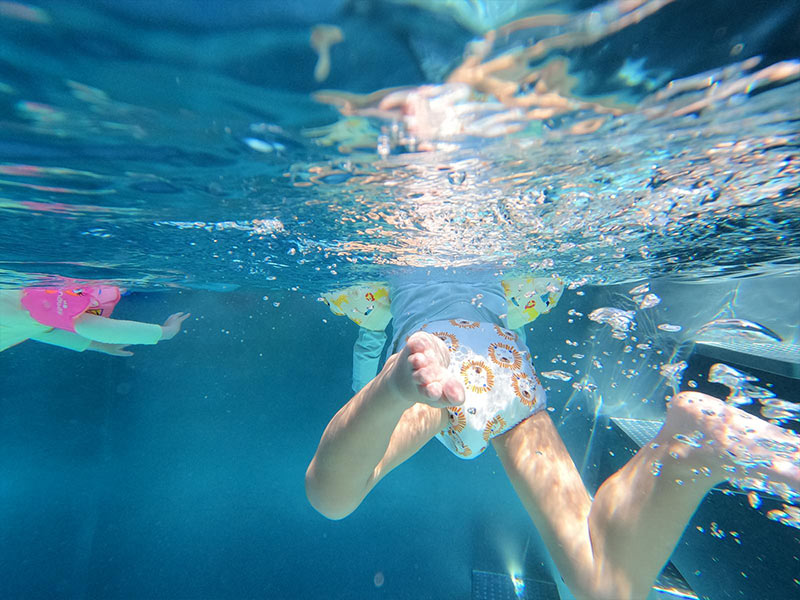 nage_piscine_inox Enfants nageant la brasse dans une piscine inox avec des bulles