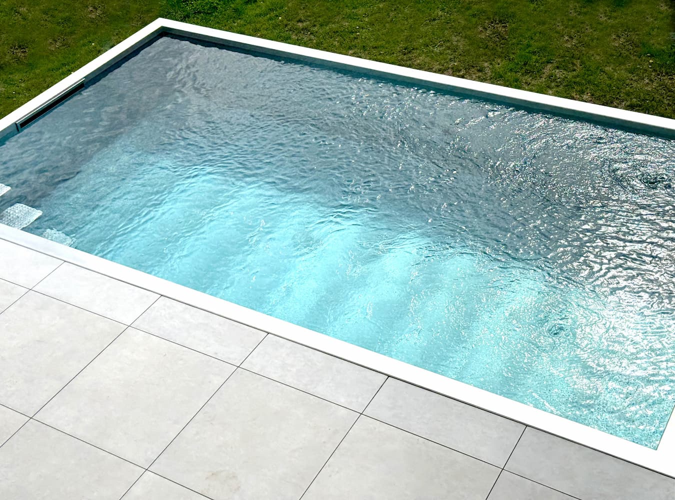 Piscine inox margelle miroir et pelouse Piscine inox margelle miroir et pelouse